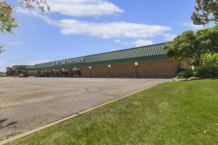 29905 7 Mile Rd, Livonia, MI for lease - Building Photo - Image 2 of 4