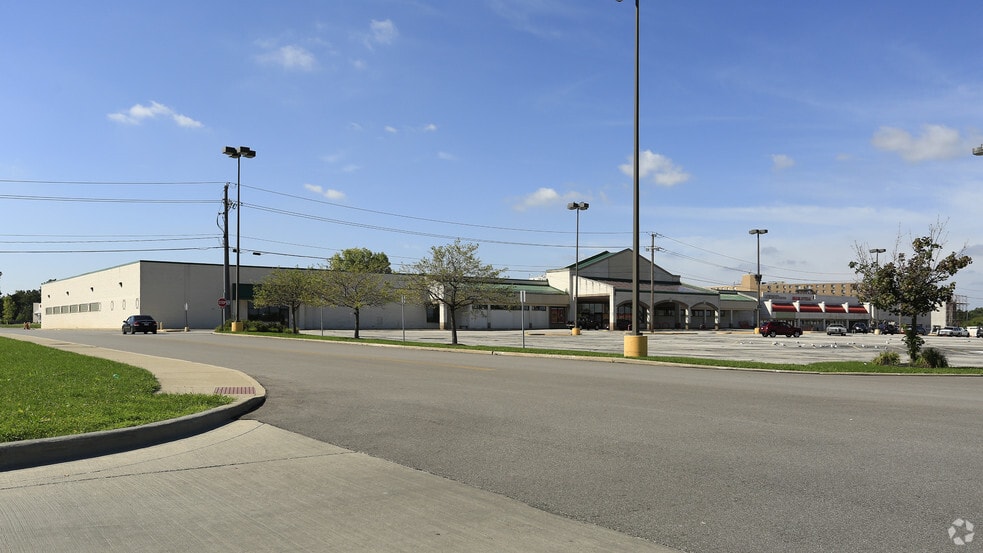 8247-8303 Day Dr, Parma, OH for sale - Building Photo - Image 1 of 1
