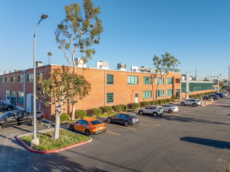 2440 S Sepulveda Blvd, Los Angeles, CA for lease - Building Photo - Image 2 of 9