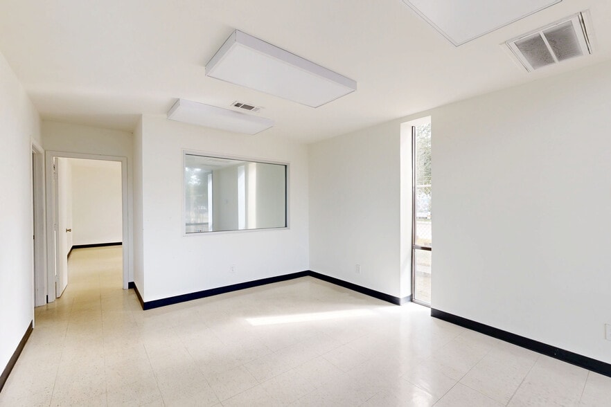 1800 Sherwood Forest St, Houston, TX for lease - Matterport 3D Scan - Image 2 of 24