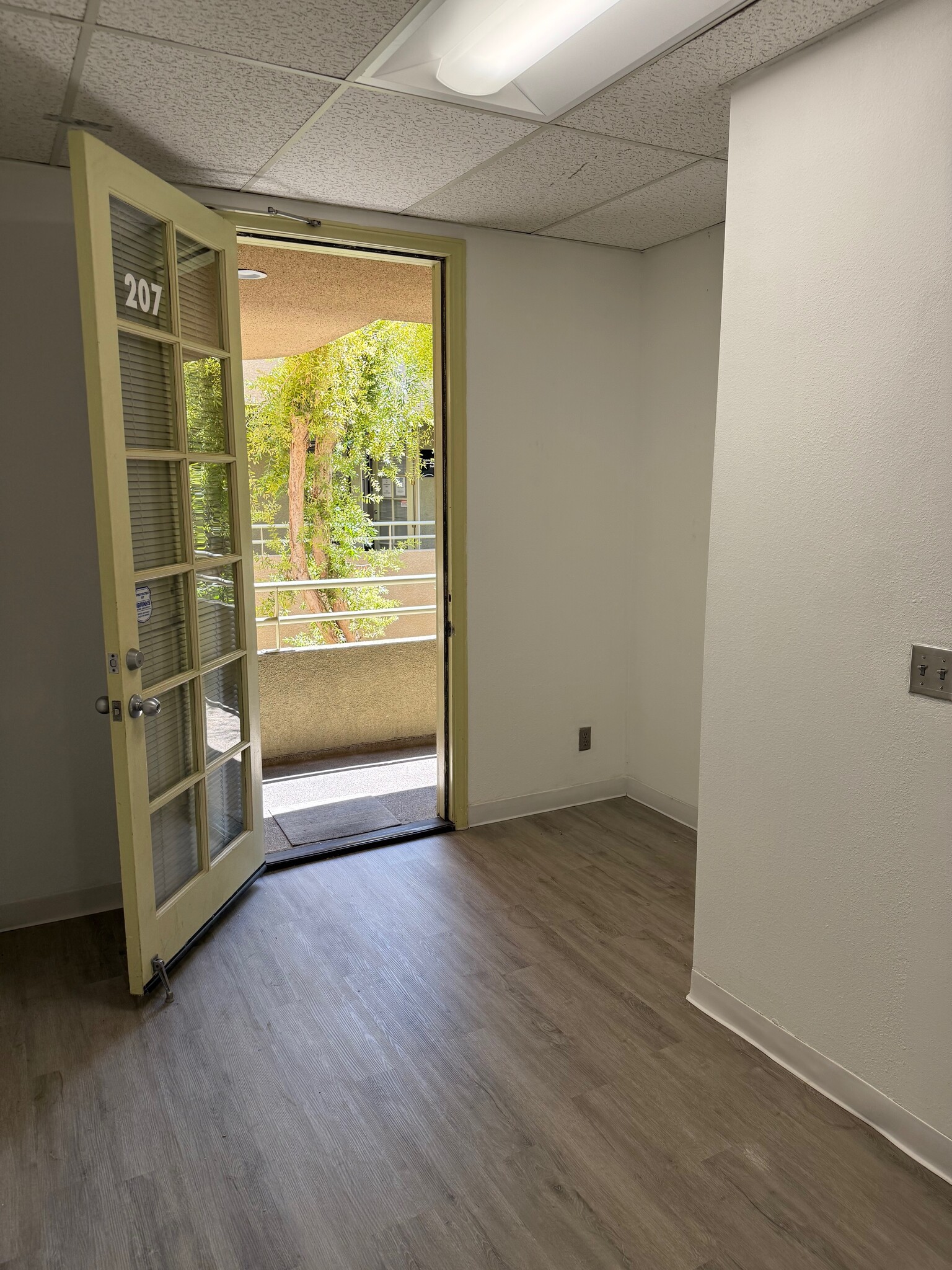 20941-20945 Devonshire St, Chatsworth, CA for lease Interior Photo- Image 1 of 4