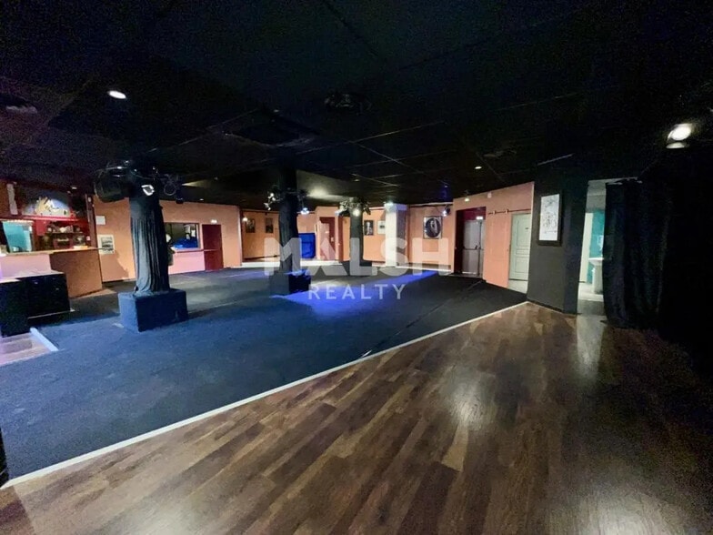 Retail in Lyon for lease - Interior Photo - Image 3 of 5