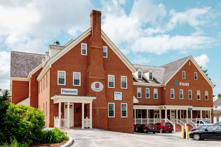 440 Wells St, Delafield, WI for lease - Building Photo - Image 1 of 8