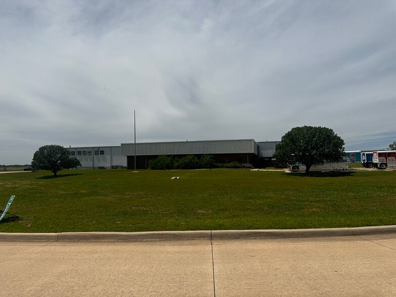 5301 SW 11th St, Lawton, OK for sale - Building Photo - Image 3 of 10