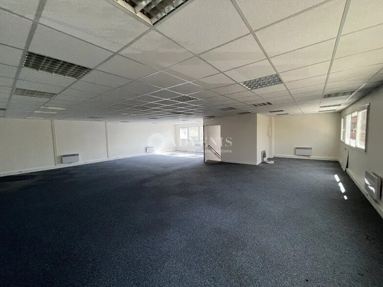 Office in Trappes for lease - Interior Photo - Image 2 of 5