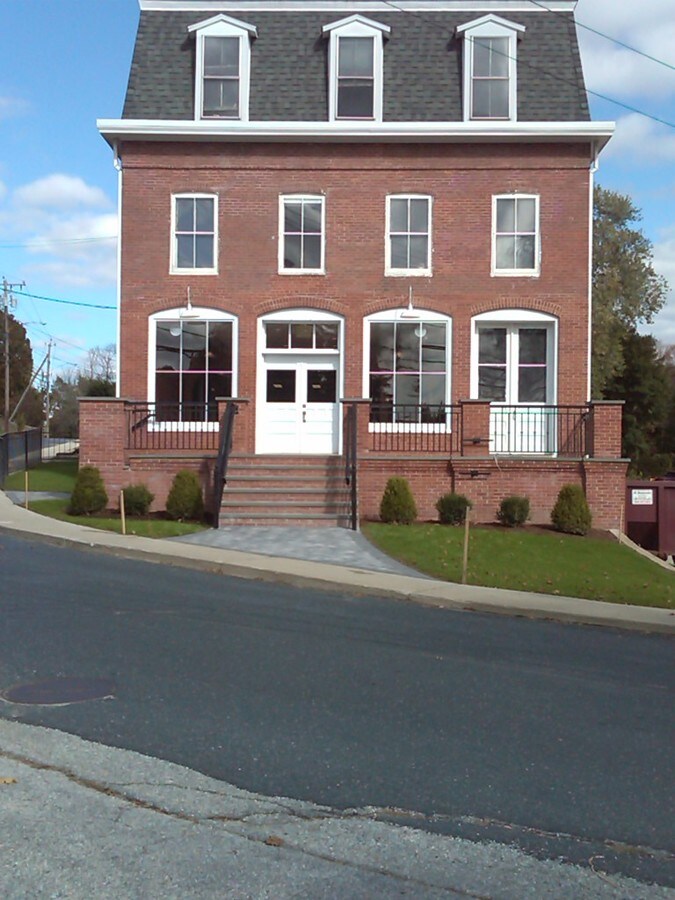 27 Main St, North Grosvenordale, CT 06255