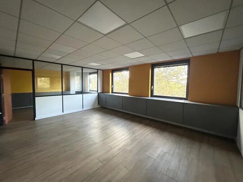 Industrial in Lyon for lease - Interior Photo - Image 1 of 5