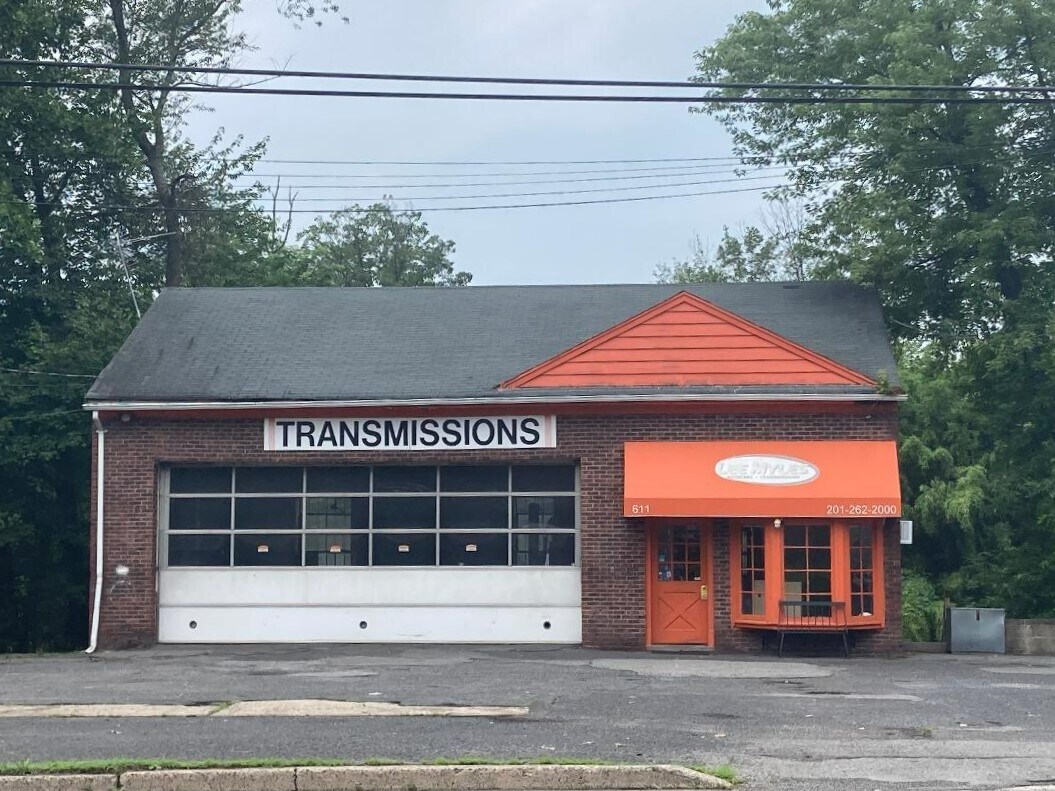 611 Forest Ave, Paramus, NJ 07652