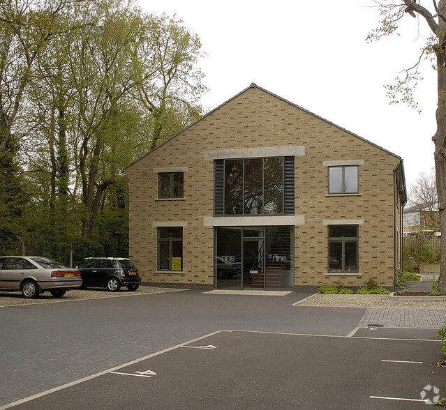 The Courtyard, Bracknell for lease - Building Photo - Image 2 of 6