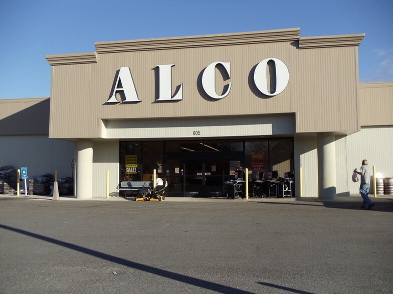 605 N Veterans Blvd, Glennville, GA 30427