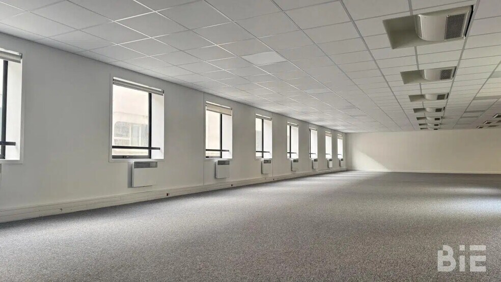 Office in Bordeaux for lease - Interior Photo - Image 3 of 5