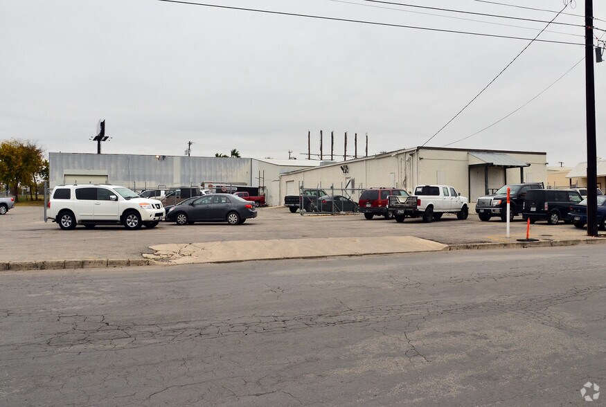 9822 Ball St, San Antonio, TX for lease - Primary Photo - Image 1 of 6