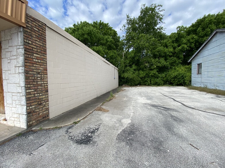 813-817 N Grand Ave, Gainesville, TX for lease - Building Photo - Image 3 of 11