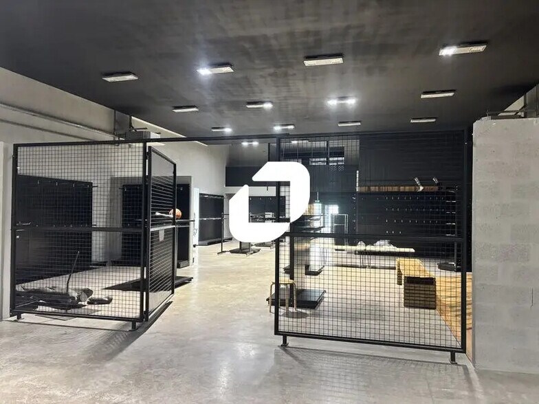 Retail in Bordeaux for lease - Interior Photo - Image 3 of 14