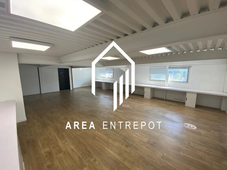 Flex in Marseille for lease - Interior Photo - Image 2 of 5