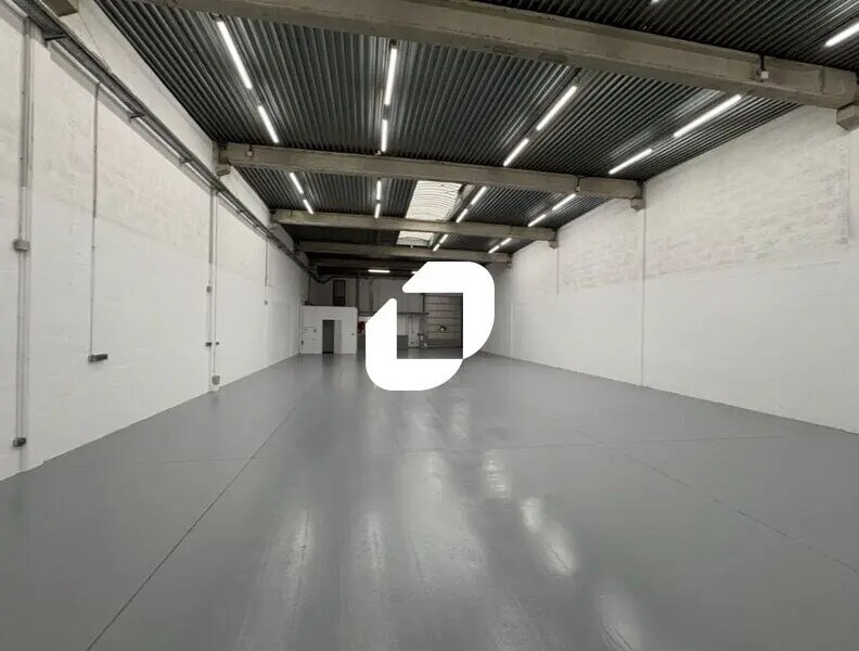 Flex in Éragny for lease Building Photo- Image 1 of 23