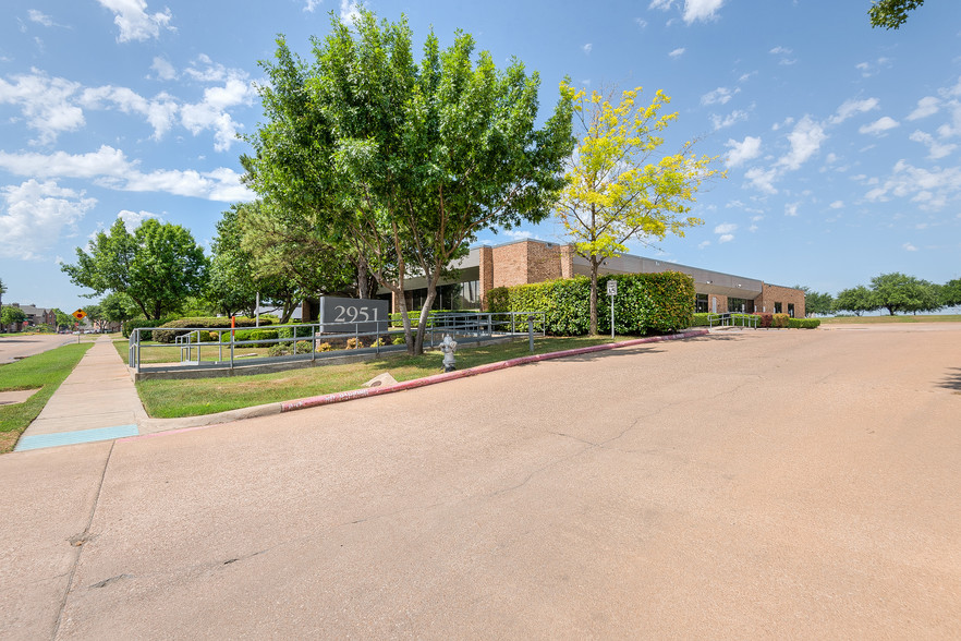 2951 Kinwest Pky, Irving, TX for lease - Building Photo - Image 1 of 27