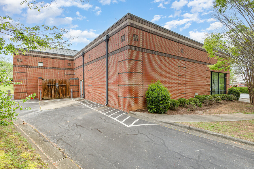 816 Springfield Commons Dr, Raleigh, NC for lease - Building Photo - Image 3 of 6