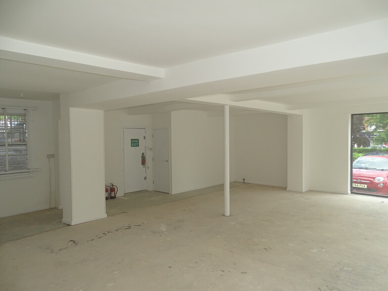 52-54 High St, Harpenden for lease - Interior Photo - Image 3 of 10