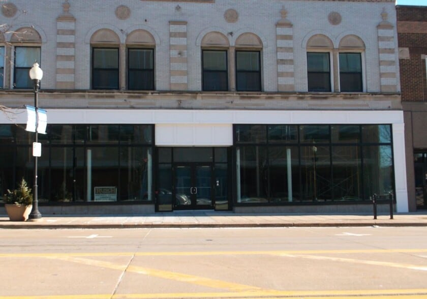 220 N Main St, Oshkosh, WI for lease - Primary Photo - Image 1 of 1