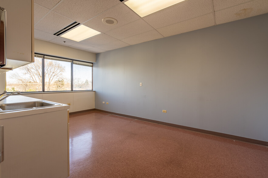 1111 Superior St, Melrose Park, IL for lease - Interior Photo - Image 2 of 13