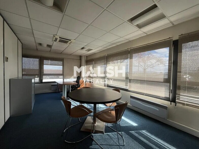 Office in Limas for lease - Building Photo - Image 3 of 19