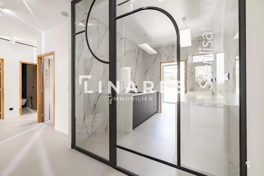 Office in Marseille for lease - Interior Photo - Image 3 of 13