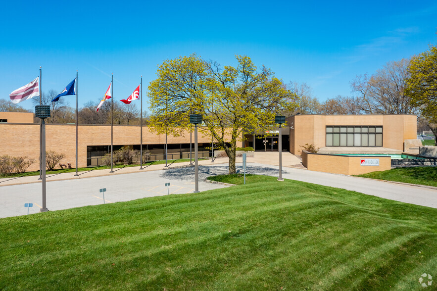 750 A B Data Dr, Glendale, WI for lease - Building Photo - Image 1 of 6