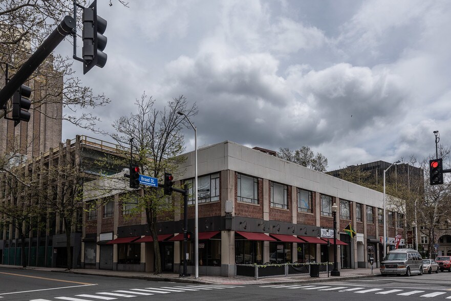 1016 Broad St, Bridgeport, CT for sale - Building Photo - Image 1 of 1