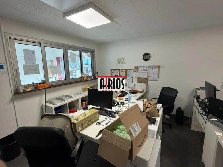 Office in La Garde for lease - Interior Photo - Image 2 of 13