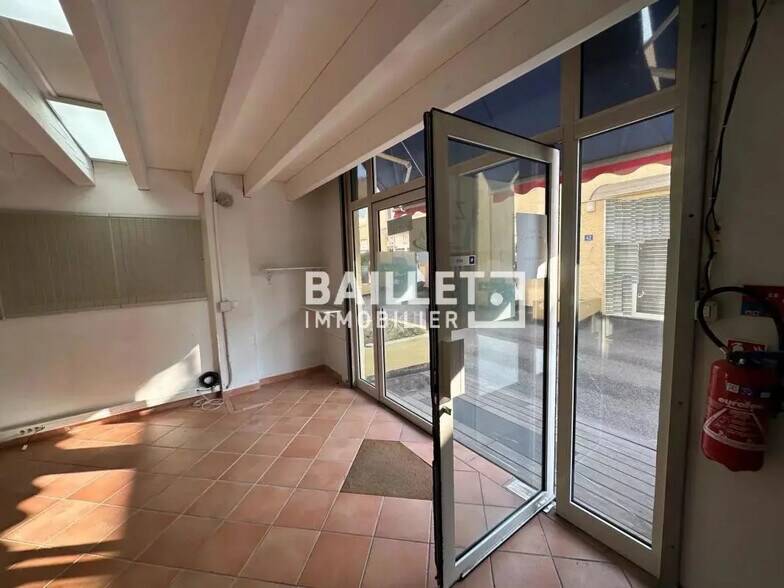 Office in Antibes for lease - Interior Photo - Image 2 of 21