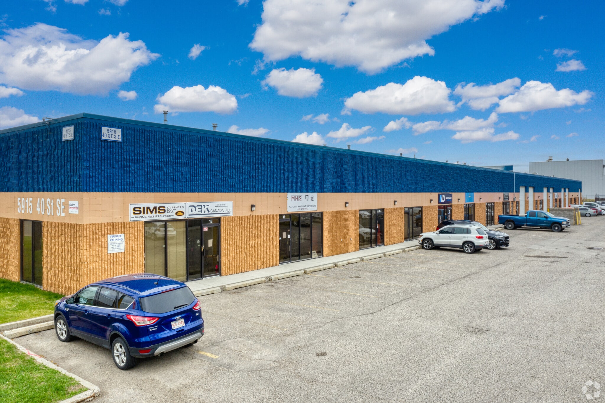 5915 40th St SE, Calgary, AB for sale Primary Photo- Image 1 of 1