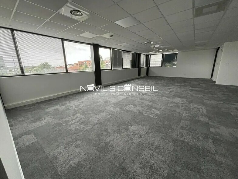 Flex in Colomiers for lease - Interior Photo - Image 2 of 8