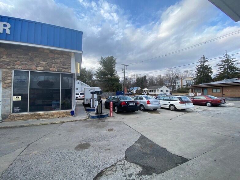 1107 N Main St, Blacksburg, VA 24060 Price Service Station