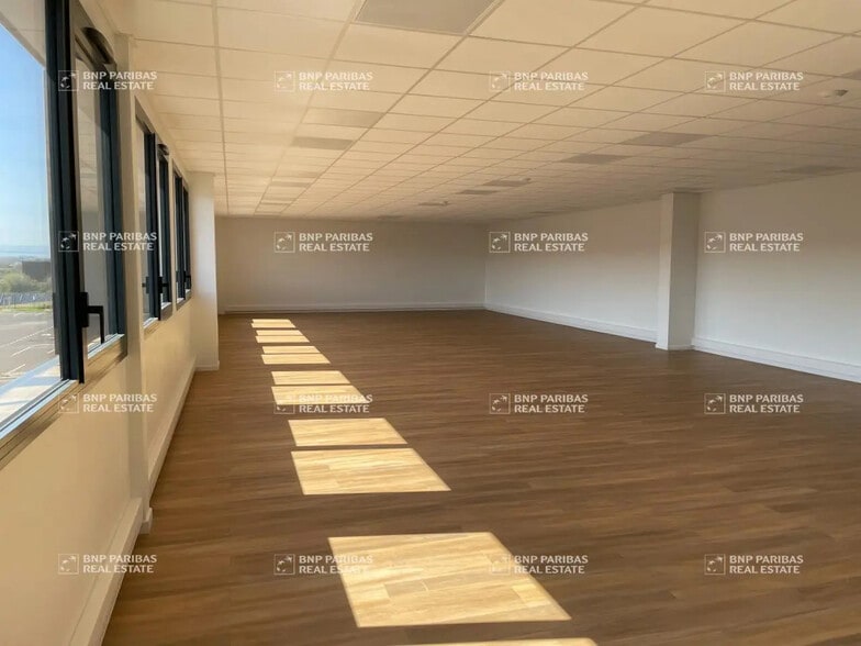 Flex in Saint-Bonnet-de-Mure for lease - Interior Photo - Image 2 of 11