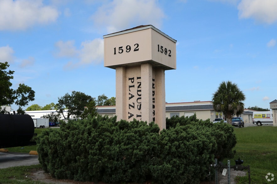 1592 SE Village Green Dr, Port Saint Lucie, FL for lease - Building Photo - Image 3 of 7