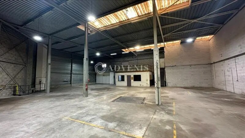 Location Local d'activités 890 m² - Photo 1