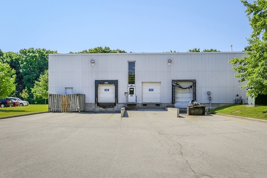 360 Holiday Inn Dr, Cambridge, ON for lease - Building Photo - Image 2 of 2