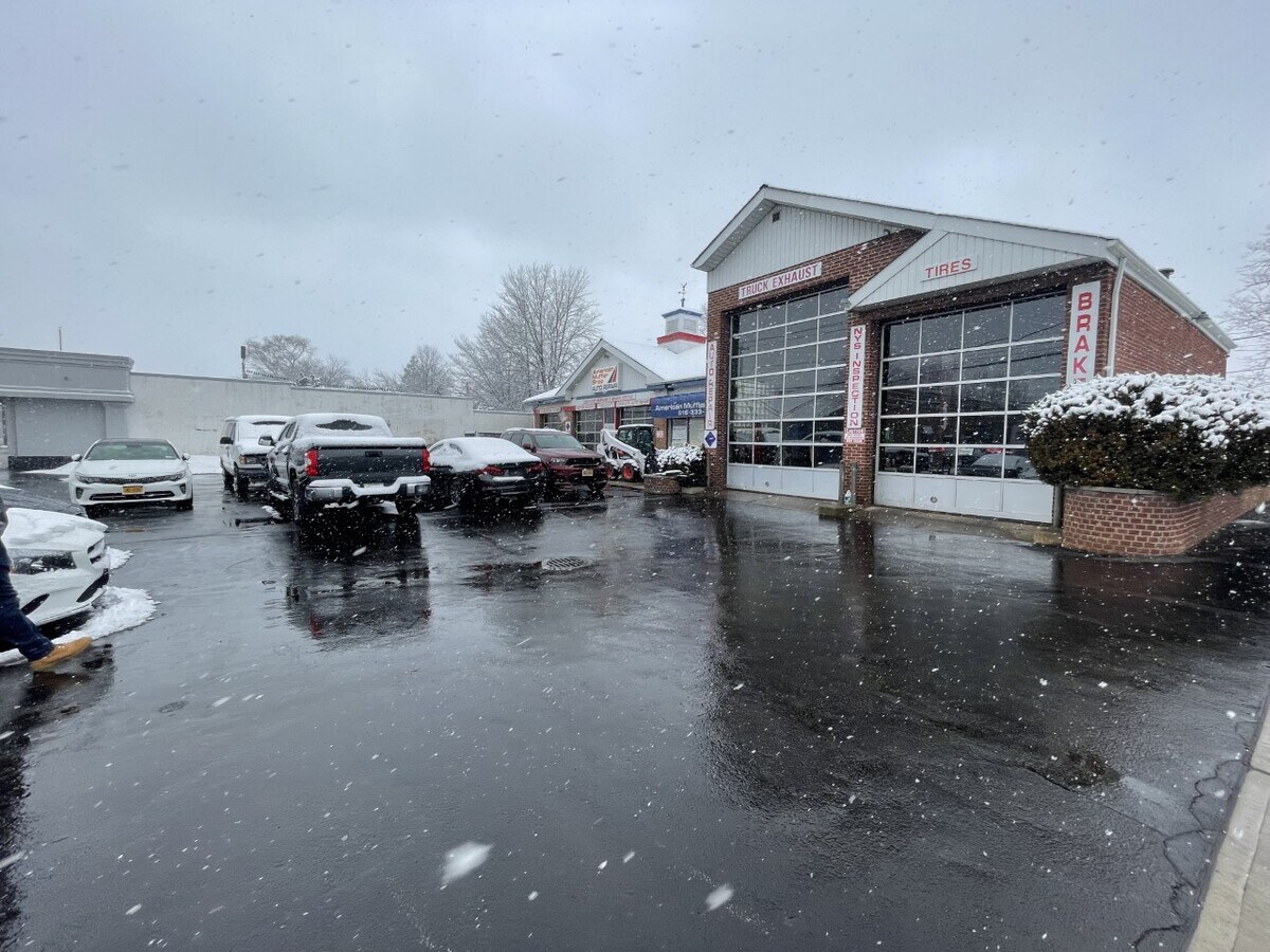 815 Old Country Rd, Westbury, NY 11590