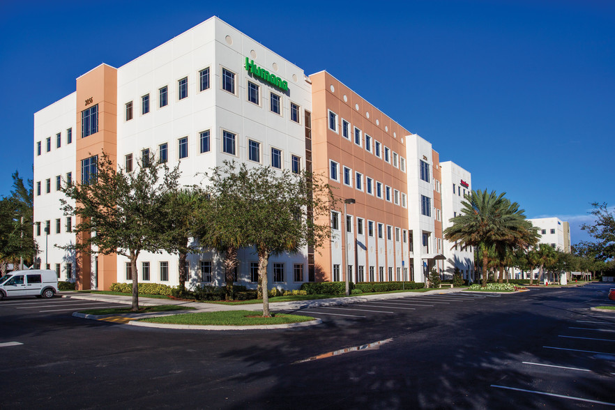 2056 Vista Parkway, West Palm Beach, FL for lease - Building Photo - Image 3 of 9