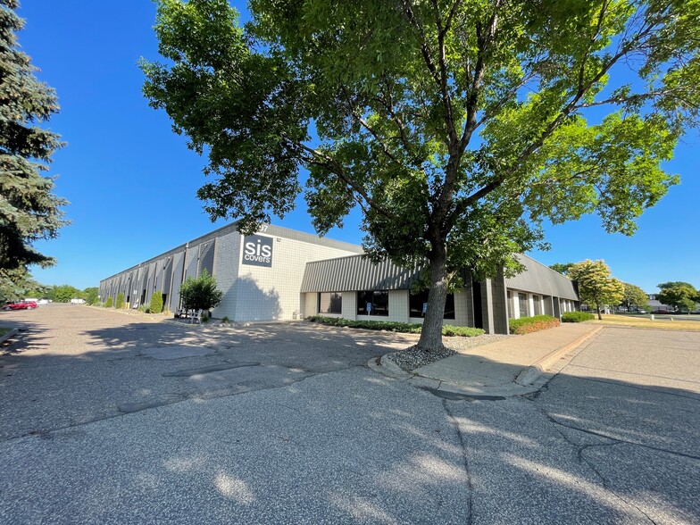 6707 Shingle Creek Pky, Brooklyn Center, MN for sale - Building Photo - Image 1 of 8