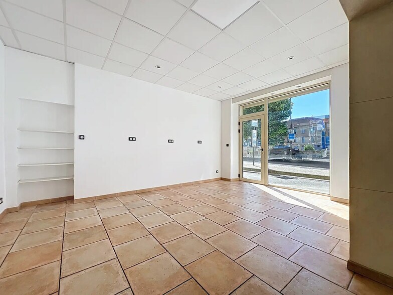 Retail in Apt for lease - Interior Photo - Image 3 of 11