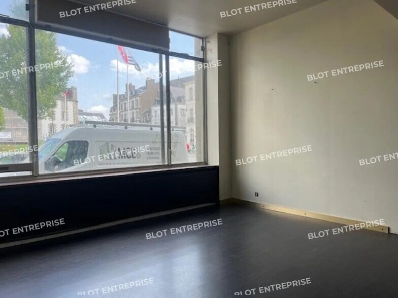 Office in Vannes for lease - Building Photo - Image 3 of 7