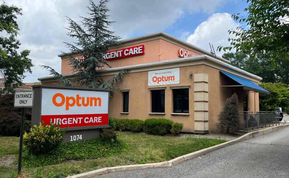 1074 Old Country Rd, Plainview, NY for lease Building Photo- Image 1 of 8