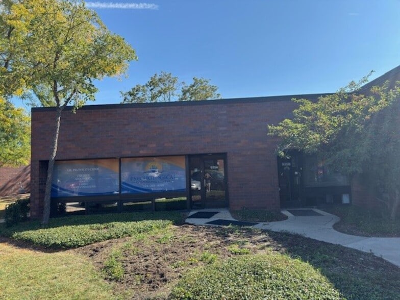 925 N Plum Grove Rd, Schaumburg, IL for lease - Building Photo - Image 1 of 6
