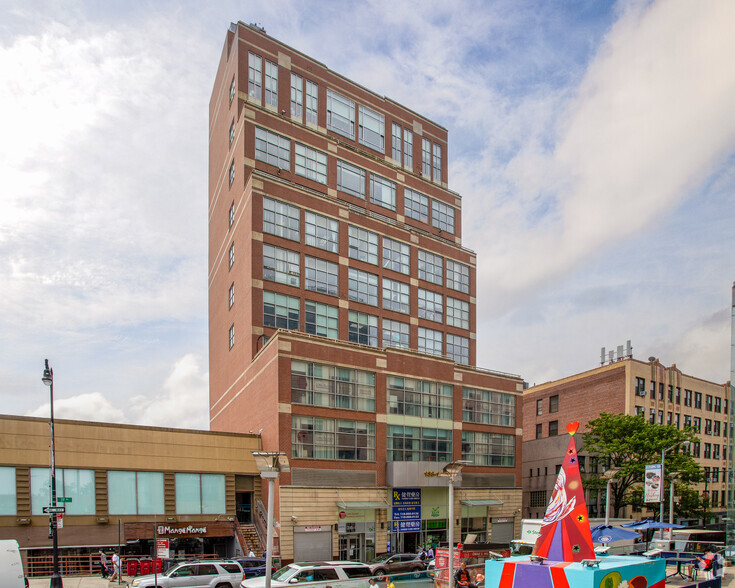 136-21 Roosevelt Ave, Flushing, NY 11354-5655, Flushing, NY for lease - Building Photo - Image 1 of 15