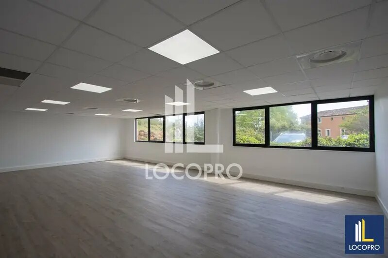 Office in Vitrolles for lease Interior Photo- Image 1 of 6