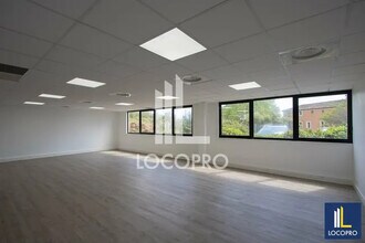 Office in Vitrolles for lease Interior Photo- Image 1 of 6