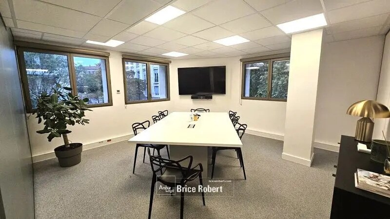 Office in Lyon for lease - Building Photo - Image 3 of 9