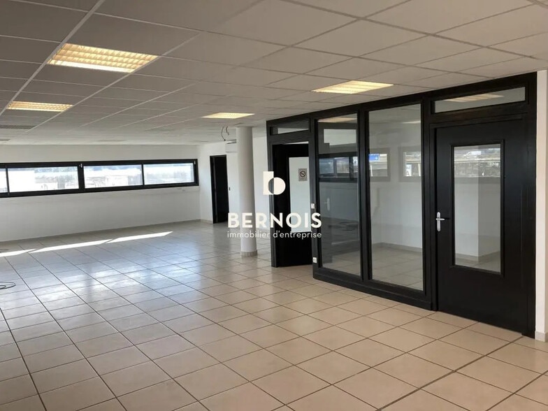 Office in Six-Fours-les-Plages for lease - Building Photo - Image 3 of 5